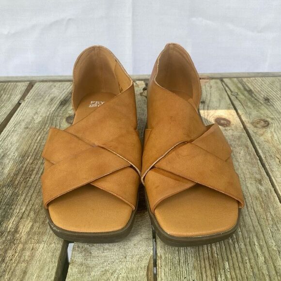 Frye and Co. Tulia Tan Crossband Sandals Size 7M Slip-On Low Heel Comfort Flats - Picture 2 of 7